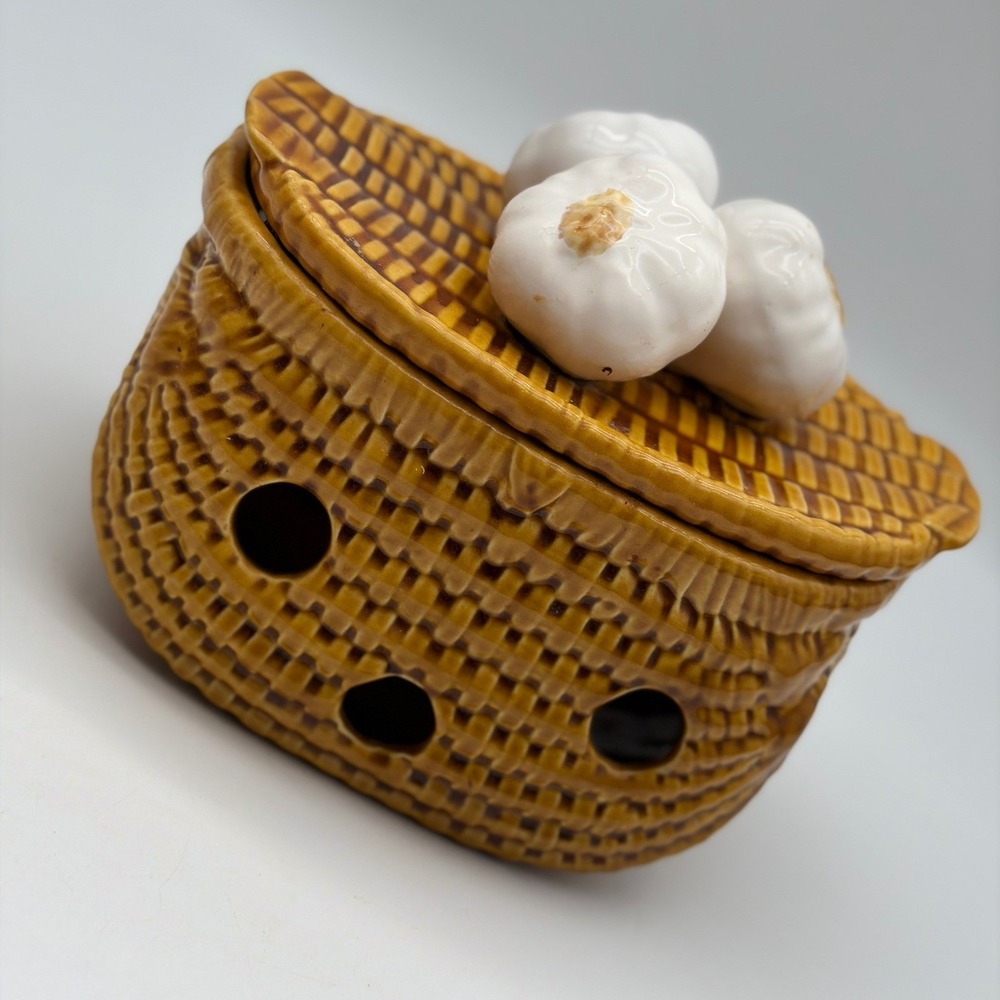 Ceramic Garlic Keeper Woven Basket Style Storage Jar with Garlic Bulb Lid‎ Brown